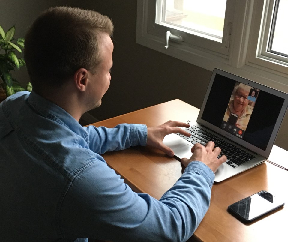 Student Helpers connects seniors with free tech support